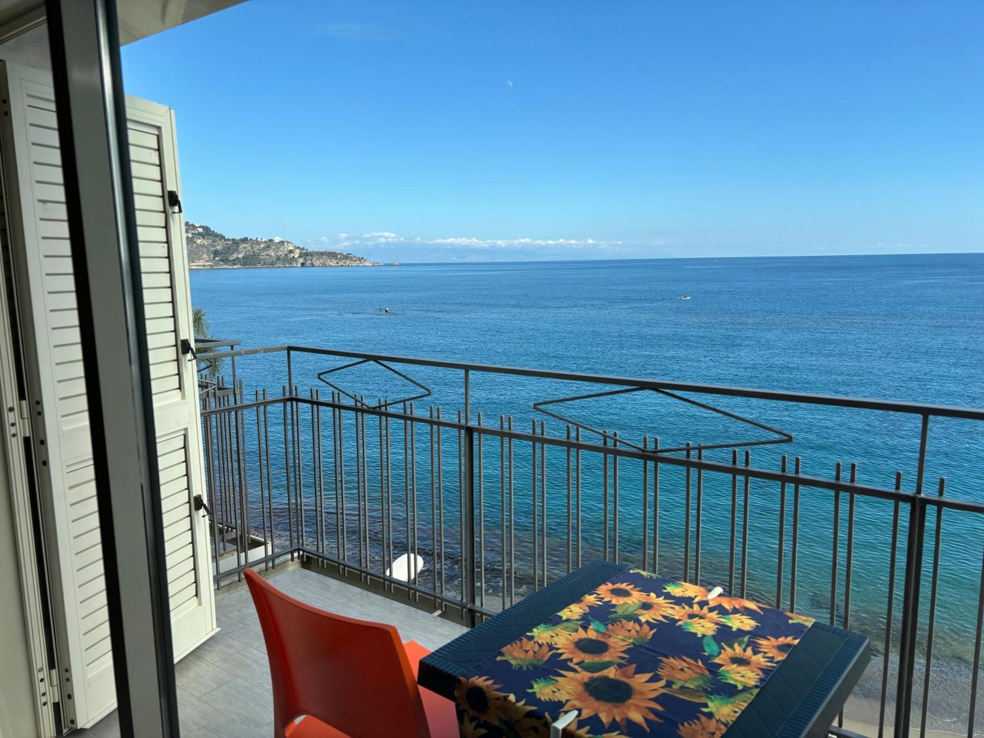 La Mansarda Lägenhet Giardini Naxos Exteriör bild